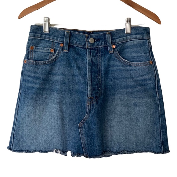 Levi’s Premium Button Fly Raw Hem Denim Skirt Women’s Size 26 Medium Wash - Picture 1 of 6